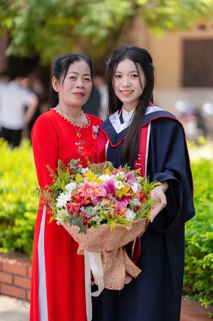 Em Mai Diệu Linh chụp ảnh lưu niệm cùng mẹ.