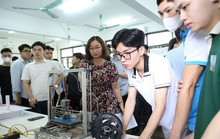 Cán bộ, giảng viên, sinh viên Trường ĐH Giao thông vận tải.