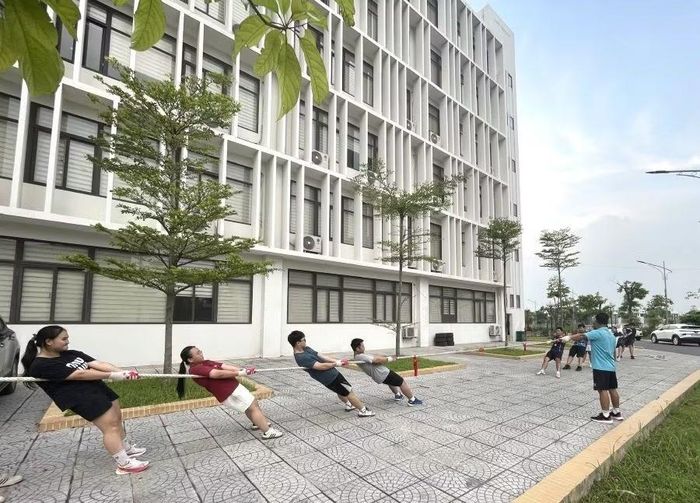 Các VĐV đội tuyển Kéo co Trường THPT Chuyên Hùng Vương tập luyện chiều 7/7.