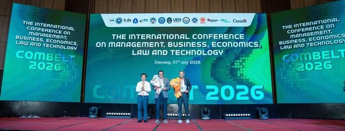 GS.TS Lê Văn Huy, Hiệu trưởng Trường Đại học Kinh tế - Đại học Đà Nẵng tặng hoa 2 diễn giả có báo cáo tại phiên toàn thể.