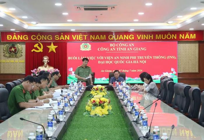 Toàn cảnh buổi làm việc.