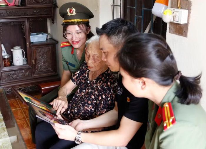 Ban tổ chức trao trực tiếp di ảnh được phục dựng tại 5 gia đình liệt sĩ.