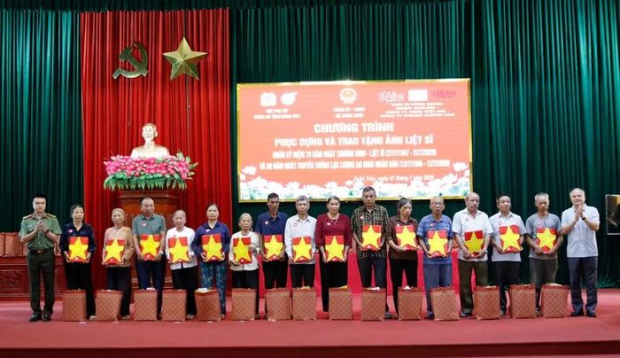 Ban tổ chức đã trao di ảnh được phục dựng cho thân nhân 60 gia đình các liệt sĩ tại hội trường xã Xuân Trúc.