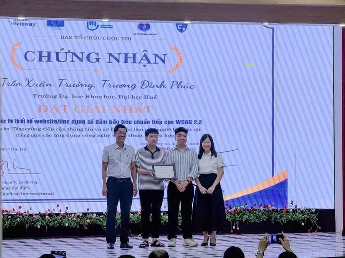 Trao giải cho nhóm thí sinh đạt giải Nhất.