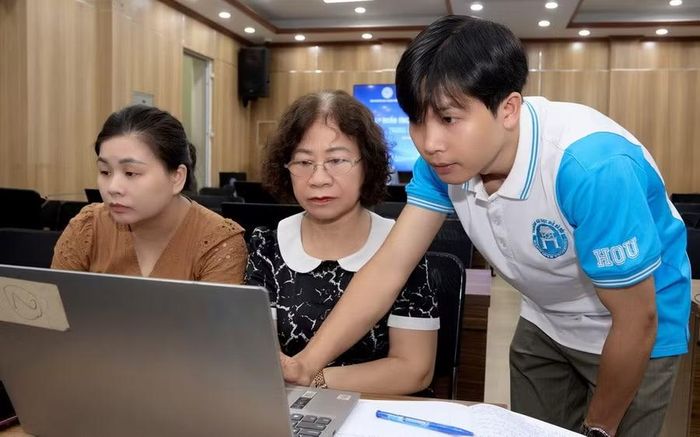 Cán bộ Trường Đại học Mở Hà Nội hướng dẫn cán bộ khuyến học thực hiện sử dụng phần mềm đánh giá mô hình công dân học tập.