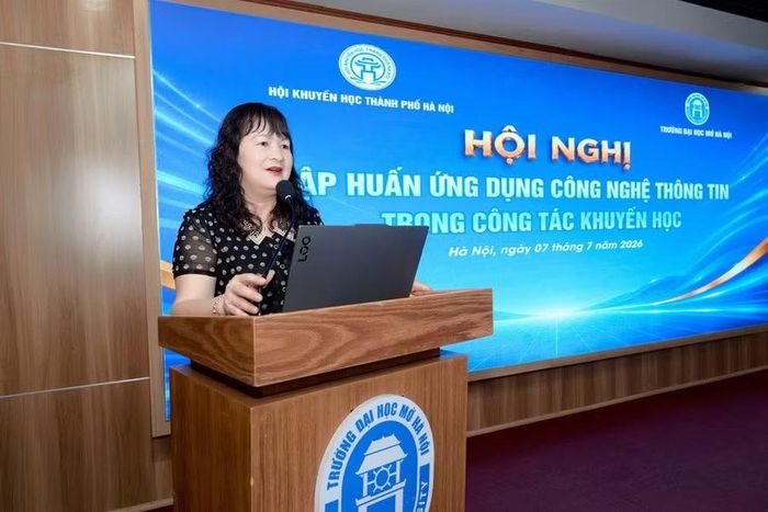 Bà Nguyễn Thị Ngọc Minh - Chủ tịch Hội Khuyến học Thành phố Hà Nội phát biểu tại hội nghị.