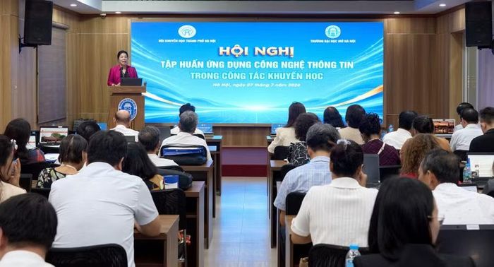 Bà Trần Thị Vân Anh - Phó Chủ tịch Hội khuyến học Thành phố Hà Nội trao đổi tại buổi tập huấn.