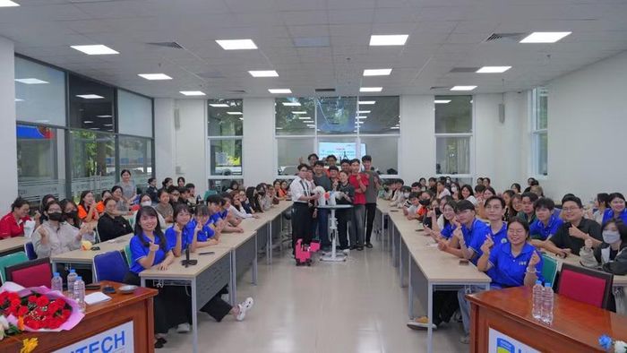 Đông đảo sinh viên tham dự hội thảo.
