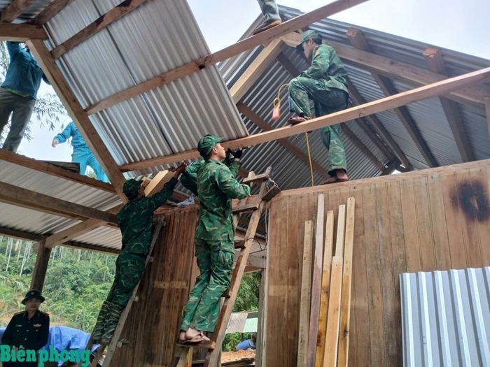 Bộ đội Biên phòng thành phố Đà Nẵng huy động 50 cán bộ, chiến sĩ triển khai "Chiến dịch Quang Trung", hỗ trợ xây dựng lại và sửa chữa nhà cho các hộ vùng biên giới Tây Giang. Ảnh: Nhật Anh