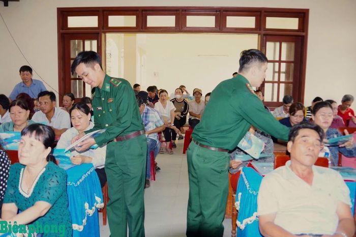 Cán bộ đồn Biên phòng phối hợp tuyên truyền, phát tài liệu pháp luật về khai thác thủy sản cho ngư dân tại địa phương. Ảnh: Đơn vị cung cấp