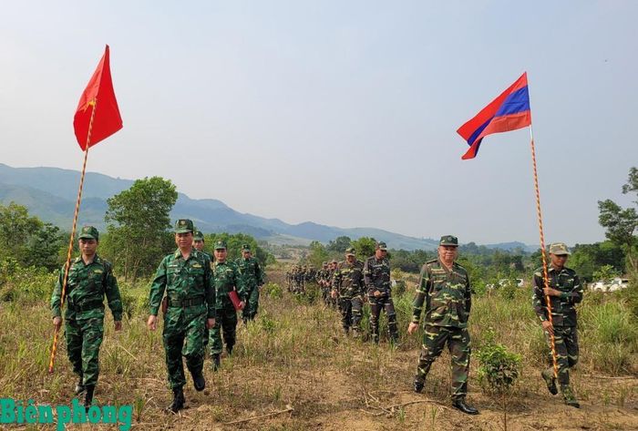 Ban Chỉ huy Bộ đội Biên phòng tỉnh Quảng Trị (Việt Nam) phối hợp với Bộ Chỉ huy Quân sự tỉnh Sa Vẳn Na Khệt (Lào) tổ chức tuần tra song phương, kiểm tra hệ thống đường biên, mốc quốc giới. Ảnh: Đình Tiến