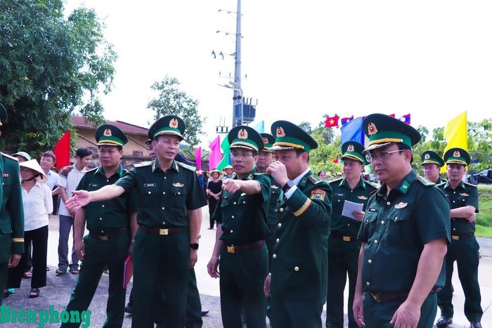 Đoàn công tác kiểm tra khu vực tổ chức trò chơi dân gian và “gian hàng 0 đồng” tại Nhà văn hóa thôn Thủy Phong, xã Kim Bảng, tỉnh Nghệ An. Ảnh: Thanh Xuân