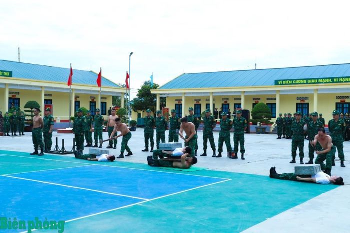 Cán bộ, chiến sĩ Bộ đội Biên phòng tỉnh Nghệ An biểu diễn võ thuật tại Đồn Biên phòng cửa khẩu Thanh Thủy. Ảnh: Ngọc Lâm