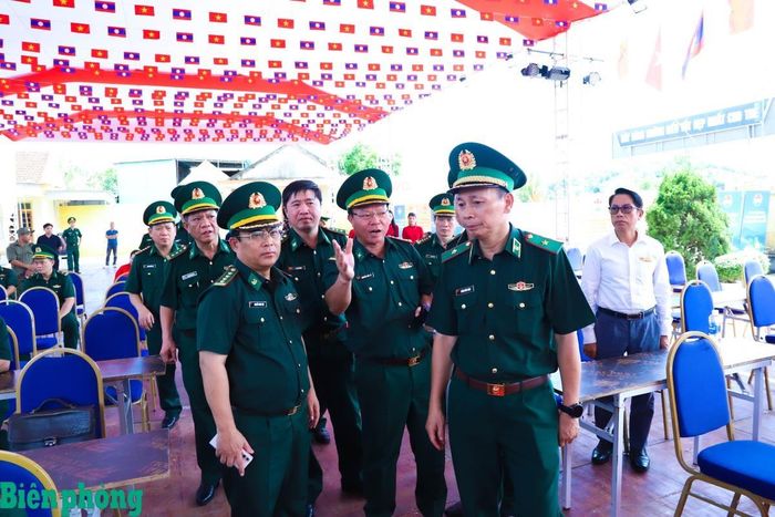 Thiếu tướng Hoàng Hữu Chiến kiểm tra công tác tổ chức Lễ khởi công công trình Trường mầm non Thanh Hà, tỉnh Nghệ An. Ảnh: Ngọc Lâm