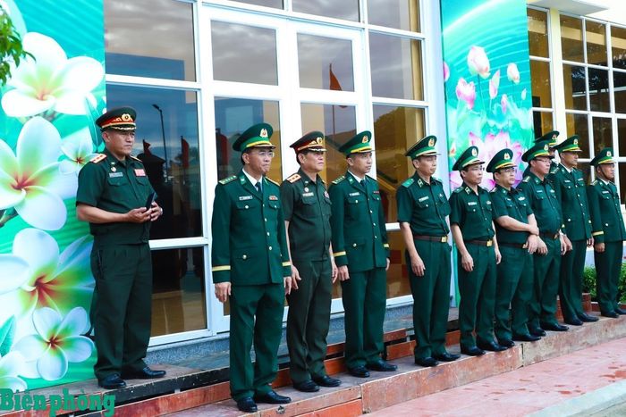 Đoàn công tác kiểm tra biểu diễn võ thuật tại Đồn Biên phòng cửa khẩu Thanh Thủy. Ảnh: Ngọc Lâm