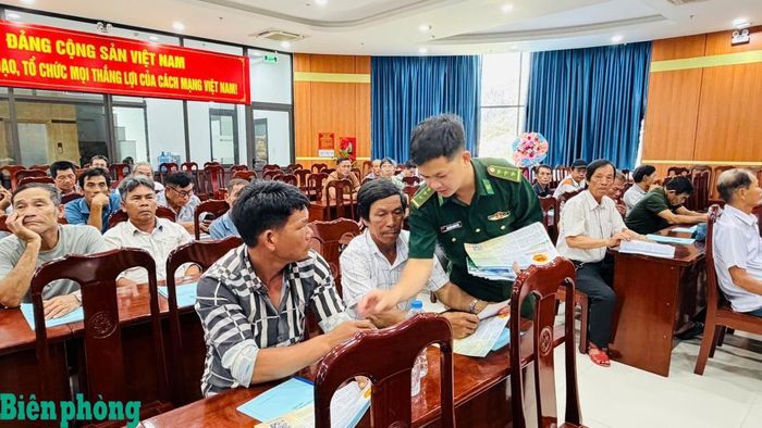Đồn Biên phòng Nhơn Lý, Bộ đội Biên phòng tỉnh Gia Lai phối hợp với Hội Nông dân tỉnh Gia Lai tổ chức chương trình truyền thông về công tác bảo vệ chủ quyền biển, đảo năm 2026. Trong ảnh: Cán bộ Đồn Biên phòng Nhơn Lý phát tờ rơi tuyên truyền và hướng dẫn các ngư dân phường Quy Nhơn Đông quét mã QR của chương trình. Ảnh: Công Cường