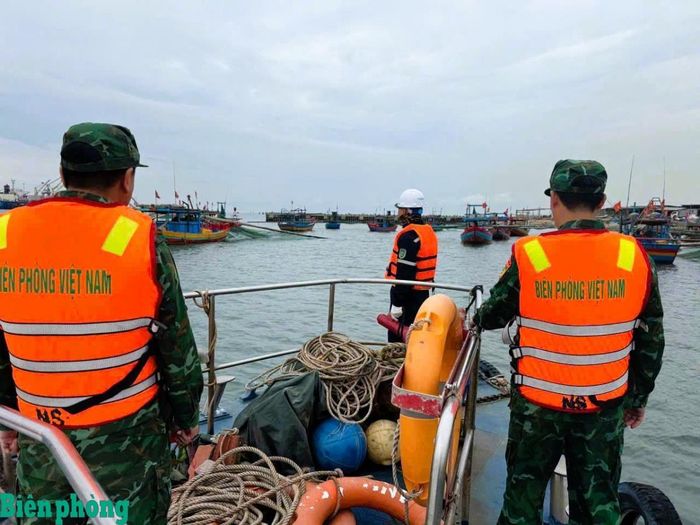 Ban Chỉ huy Biên phòng cửa khẩu cảng Nghi Sơn, Bộ đội Biên phòng tỉnh Thanh Hóa phối hợp với các lực lượng chức năng liên quan tổ chức tuần tra, kiểm soát trên vùng biển do đơn vị quản lý. Trong quá trình thực hiện nhiệm vụ, lực lượng tuần tra kết hợp tuyên truyền trực tiếp đến các chủ phương tiện, ngư dân về các quy định trong hoạt động khai thác thủy sản; vận động ngư dân không sử dụng các ngư cụ, phương tiện khai thác mang tính hủy diệt, đặc biệt là thiết bị kích điện trái phép. Ảnh: Thế Tuân