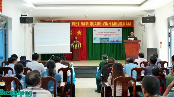 Đồn Biên phòng Bình Châu, Bộ đội Biên phòng thành phố Hồ Chí Minh đã phối hợp với Công ty Đường ống khí Nam Côn Sơn tổ chức Chương trình truyền thông về bảo vệ an ninh, an toàn đường ống dẫn khí biển năm 2026, kết hợp tuyên truyền phòng, chống khai thác hải sản bất hợp pháp, không báo cáo và không theo quy định (IUU) cho ngư dân, chủ phương tiện và thuyền trưởng tàu cá hoạt động trên địa bàn. Ảnh: Quang Tiến