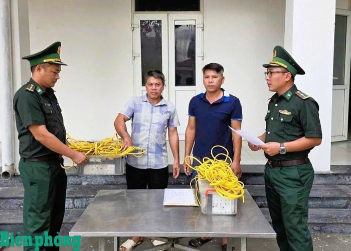 Qua công tác tuyên truyền, vận động, đã có 3 chủ phương tiện tự giác giao nộp 3 bộ xung kích điện cùng 50 mét dây điện cho Bộ đội Biên phòng. Ban Chỉ huy Biên phòng cửa khẩu cảng Nghi Sơn đã lập biên bản tiếp nhận, quản lý theo đúng quy định của pháp luật. Ảnh: Thế Tuân
