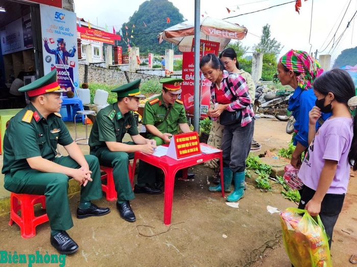 Các lực lượng phối hợp hỗ trợ người dân kích hoạt tài khoản định danh điện tử, tích hợp tài khoản an sinh xã hội. Ảnh: Huy Dương