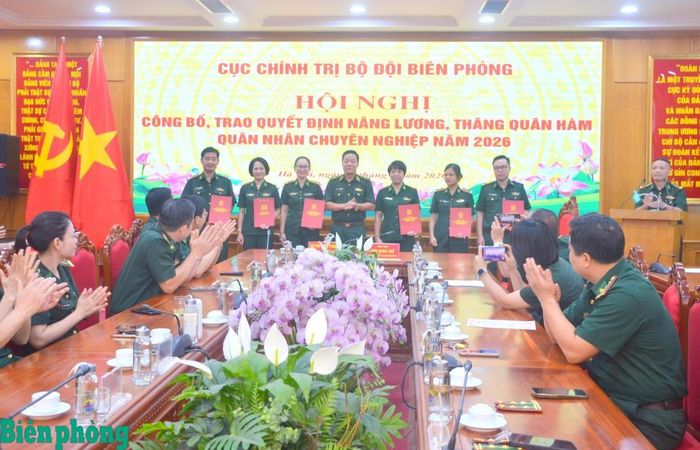 Thiếu tướng Văn Ngọc Quế trao Quyết định thăng quân hàm cho các đồng chí Quân nhân chuyên nghiệp. Ảnh: TK
