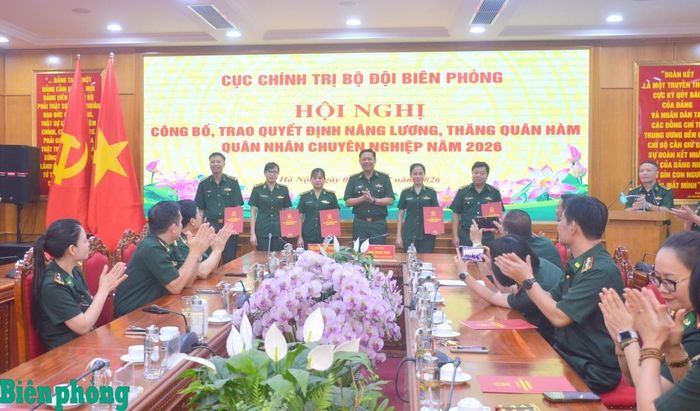Đại tá Cà Văn Lập trao Quyết định nâng lương cho các đồng chí Quân nhân chuyên nghiệp. Ảnh: TK
