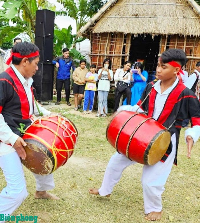 Nghệ thuật diễn tấu trống K’toang là một màn song tấu chuyển động theo cặp. Ảnh: Thủy Lê