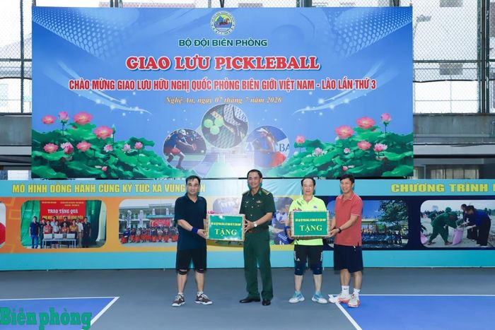 Câu lạc bộ pickleball Cơ quan Bộ Tư lệnh Bộ đội Biên phòng tặng quà Câu lạc bộ pickleball Ban Chỉ huy Bộ đội Biên phòng tỉnh Nghệ An. Ảnh: Ngọc Lâm
