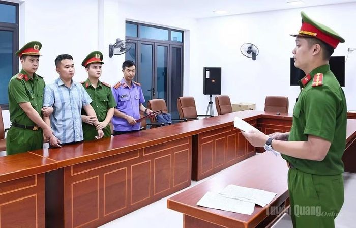 Nguyễn Hà Duy (thứ hai từ trái sang) bị tạm giữ để điều tra liên quan kết quả điểm kì thi tốt nghiệp THPT năm 2026 tại điểm thi Trường THPT Chuyên Tuyên Quang. Ảnh: Báo TUYÊN QUANG