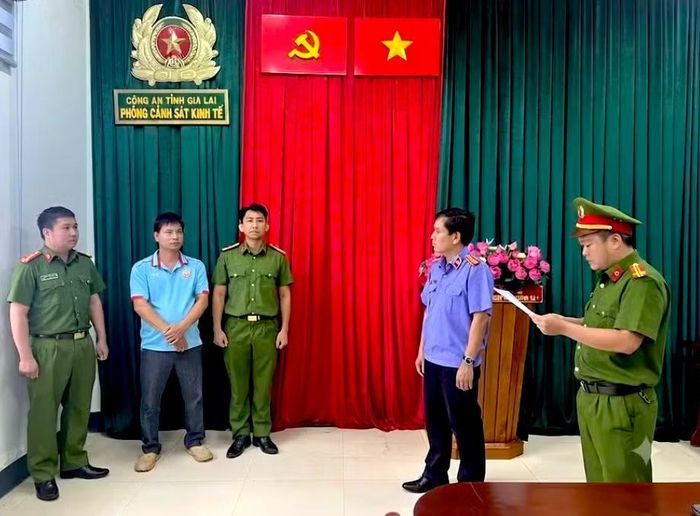Cơ quan công an đọc lệnh khởi tố, bắt tạm giam đối tượng Nguyễn Văn Minh.