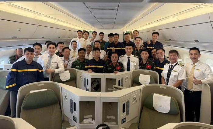 Các cán bộ chiến sĩ và thành viên tổ bay trên khoang khách.