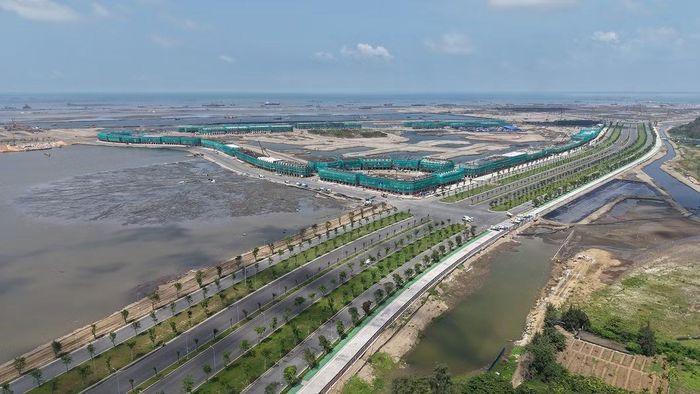 Đại lộ Thời Đại dài khoảng 12km, rộng tới 120m sẽ là trục xương sống của dự án. Hai bên tuyến đường, hàng nghìn cây xanh đã được đưa về trồng và chăm sóc.