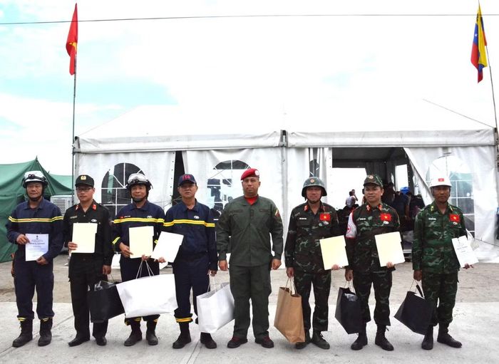 Đại diện Chính phủ Venezuela trao Huy chương "Anh hùng Venezuela" tặng đoàn Việt Nam.