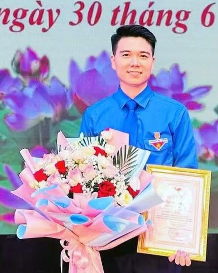 Anh Nam nhận giải thưởng tại hội thi.