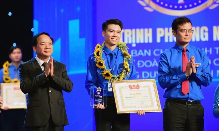 Anh Trịnh Phương Nam nhận giải thưởng Lý Tự Trọng năm 2026. Ảnh: Xuân Tùng