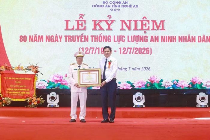 Thừa ủy quyền, ông Hoàng Nghĩa Hiếu, Phó Bí thư Thường trực Tỉnh ủy, Chủ tịch HĐND tỉnh Nghệ An trao Bằng khen của Thủ tướng Chính phủ tặng Đại tá Trần Phúc Tú, Trưởng phòng An ninh kinh tế