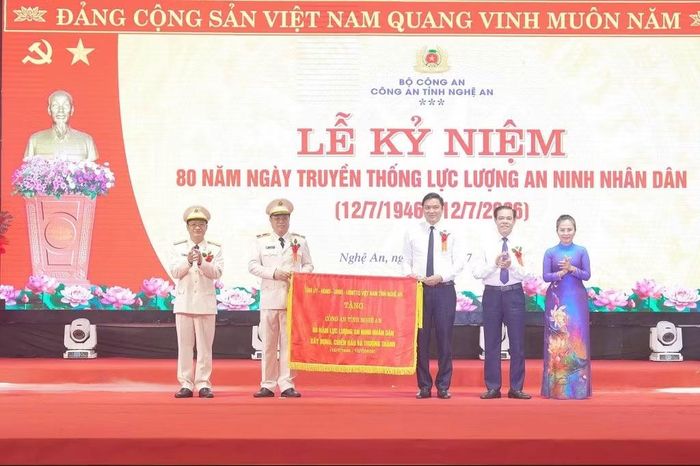 Lãnh đạo Tỉnh ủy, HĐND, UBND, Ủy ban MTTQ Việt Nam tỉnh Nghệ An tặng bức trướng với dòng chữ “Lực lượng An ninh nhân dân Công an Nghệ An - 80 năm xây dựng, chiến đấu và trưởng thành”