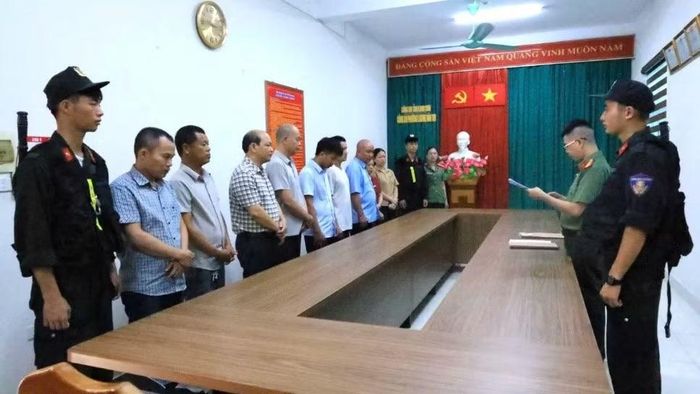 Công an tỉnh Lạng Sơn đọc lệnh khởi tố vụ án, khởi tố bị can và bắt giữ 12 người tham ô tiền công đức tại Đền Bắc Lệ. Ảnh: Công an cung cấp.