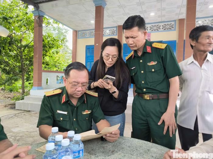 Ký ức của những người đồng đội là một trong những nguồn thông tin quan trọng trong quá trình xác minh danh tính liệt sĩ Huỳnh Văn Quên. Ảnh: Nguyễn Tiến