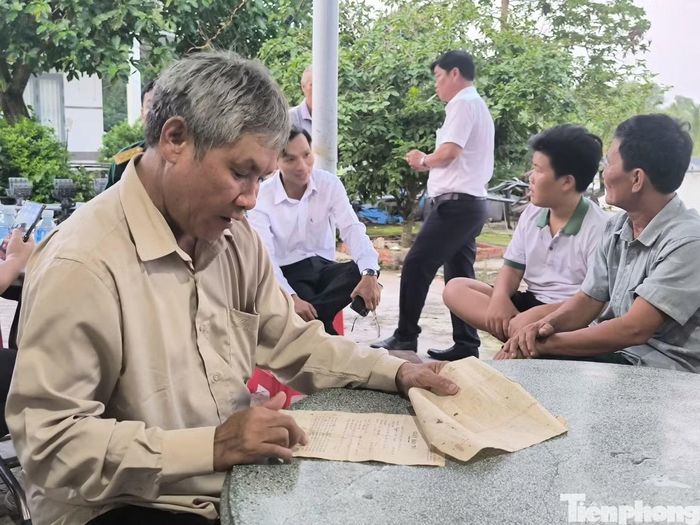 Ông Huỳnh Văn Nhỏ kể lại những ký ức về người anh đã hy sinh gần 60 năm trước. Ảnh: Nguyễn Tiến