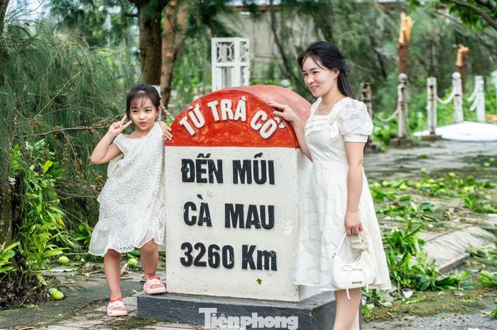 Du khách chụp ảnh check-in bên cột mốc số 0 - Sa Vĩ.