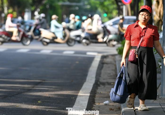 Chứng kiến diện mạo mới của tuyến phố, chị Nguyễn Thị Lan cho biết trong thời gian thi công, việc đi lại gặp nhiều bất tiện do mặt đường bị đào xới, bụi bặm và thường xuyên ùn tắc. "Giờ mặt đường đã được hoàn trả khang trang hơn, xe cộ lưu thông thuận tiện hơn nhiều. Chúng tôi chỉ mong các hạng mục còn lại sớm hoàn thiện để người dân yên tâm đi lại", chị nói.