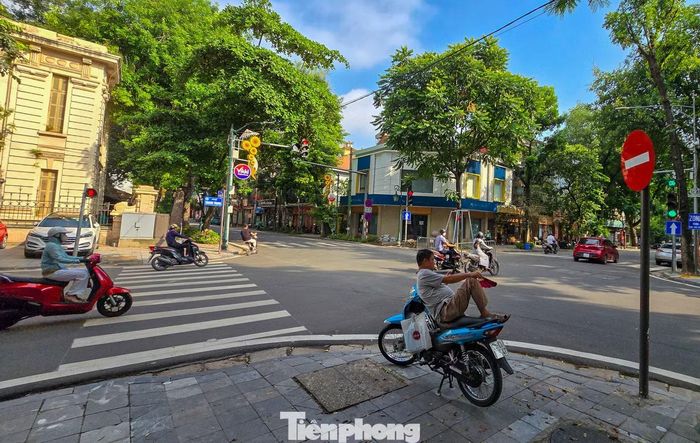 Tại khu vực phố Quang Trung, đoạn gần nút giao Tràng Thi, công nhân vẫn tiếp tục thi công hoàn thiện hạng mục mặt cống. Đây là một trong những vị trí còn lại của dự án trước khi hoàn trả đồng bộ toàn tuyến.