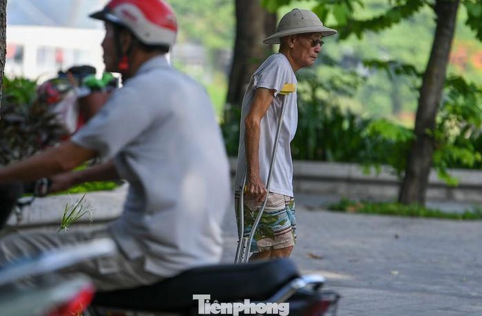 Ông Trần Văn Hùng, thường xuyên di chuyển qua phố Quang Trung, cho biết mặt đường mới giúp việc đi lại thuận lợi hơn. Tuy nhiên, một số hố ga vẫn chưa đồng mức với mặt đường khiến người đi xe máy phải giảm tốc hoặc chuyển làn để tránh. "Ban ngày còn dễ quan sát, nhưng buổi tối hoặc khi trời mưa rất khó nhận biết. Mong đơn vị thi công sớm điều chỉnh để bảo đảm an toàn", ông nói.