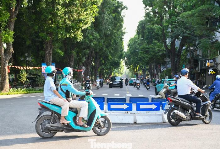 Trong thời gian thi công, việc quây rào nhiều tháng khiến giao thông qua khu vực trung tâm gặp không ít khó khăn, đặc biệt vào giờ cao điểm. Sau khi hoàn trả mặt đường, tình trạng bụi bặm, mặt đường gồ ghề từng xuất hiện trên các tuyến phố cơ bản không còn.