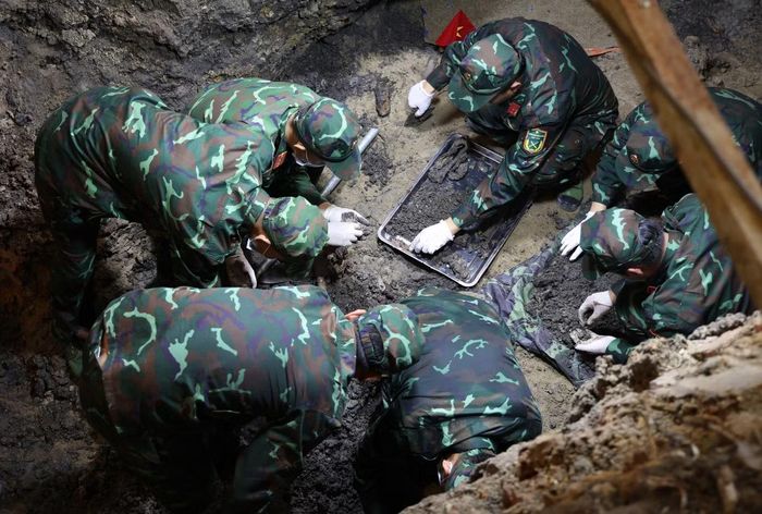 Công tác tìm kiếm, quy tập, xác định danh tính hài cốt liệt sĩ đang được tiến hành khẩn trương tại Công viên Lê Thị Riêng. Ảnh: Ngô Tùng