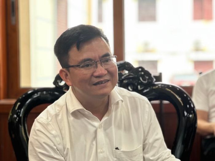 Ông Lê Hữu Mạnh, Bí thư Đảng ủy xã Trung Giã trao đổi với PV