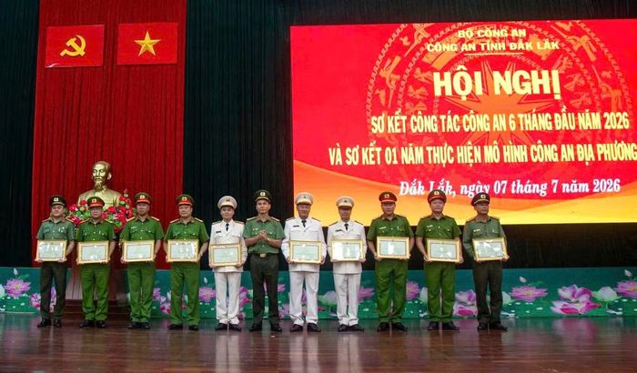Nhiều tập thể, cá nhân được khen thưởng tại hội nghị.