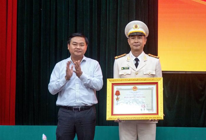 Đại tá Trần Bình Hưng – Phó Giám đốc Công an tỉnh được trao tặng Huân chương Chiến công hạng Ba.