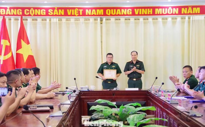 Bộ CHQS tỉnh Lạng Sơn tặng Giấy khen cho tập thể Ban CHQS xã Quan Sơn tham gia công tác cứu hộ, cứu nạn trên địa bàn đóng quân.